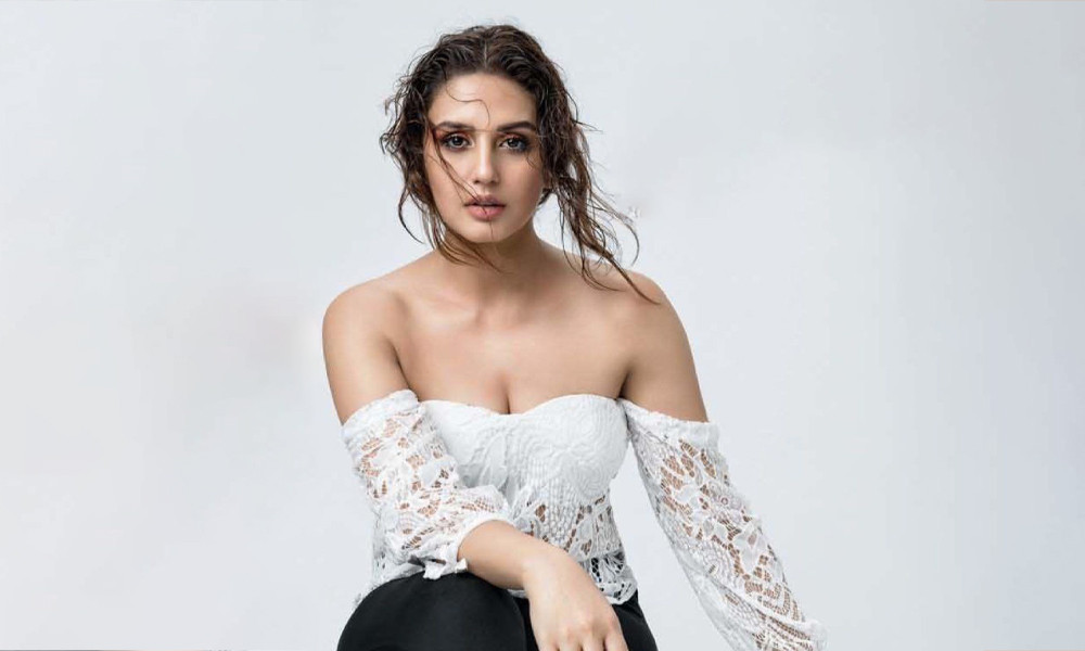 ‘নারীরা কী পরে বাইরে যাচ্ছেন, তা নিয়ে কুমন্তব্য করা বন্ধ করুন’