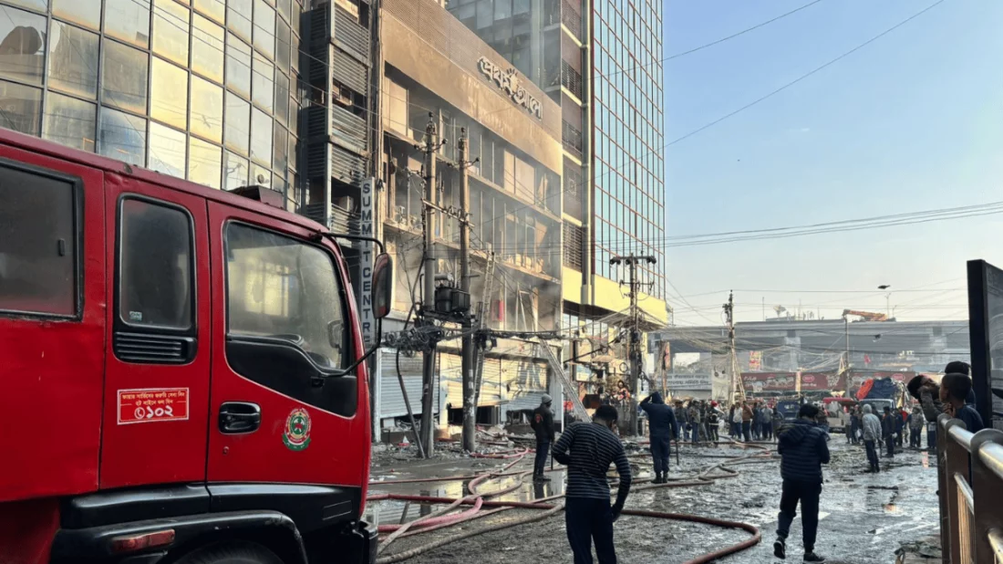 শরিফ ওসমান হাদির মৃত্যুর খবরে সহিংসতা: প্রথম আলো–ডেইলি স্টারসহ বিভিন্ন স্থানে অগ্নিসংযোগ